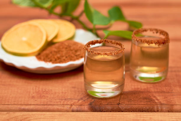 mezcal shot z solą chili, meksykańskim tradycyjnym napojem - drink mexican culture tequila shot tequila zdjęcia i obrazy z banku zdjęć