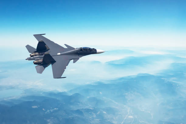 los aviones de combate militares van a la meta para cumplir la misión establecida, volando alto en el cielo. - jet fotografías e imágenes de stock
