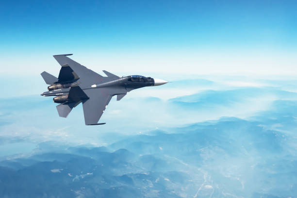 l'aereo da combattimento militare va all'obiettivo di compiere la missione impostata, volando in alto nel cielo. - fighter plane foto e immagini stock