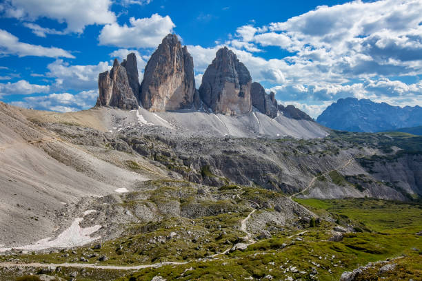 イタリアのドロミテのトレ・チメ・ディ・ラヴァレド国立公園の美しい夏の風景。 - tre cime di lavaredo ストックフォトと画像