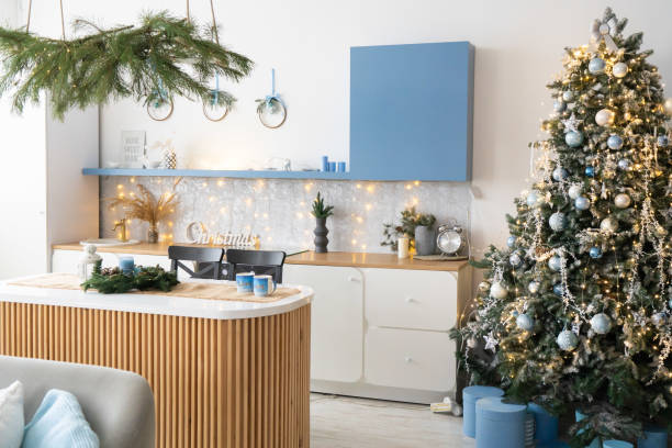 インテリアライトグレーのキッチンと赤いクリスマスの装飾。キッチンのコンセプトで自宅で昼食を準備します。木に焦点を当てる - window light window sill home interior ストックフォトと画像
