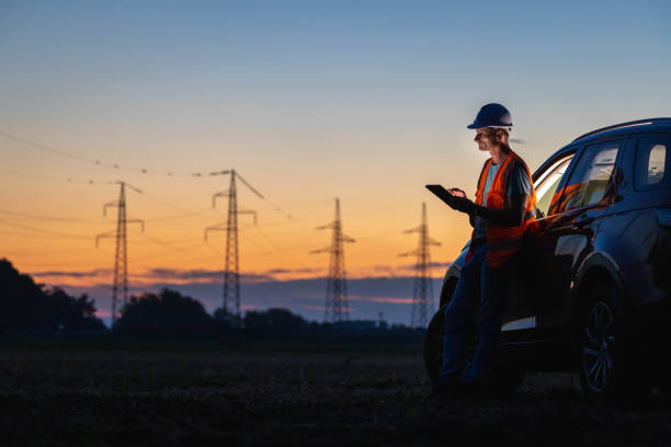 ingenieur mit digitalem tablet in der nähe des autos - industry dusk night sustainable resources stock-fotos und bilder