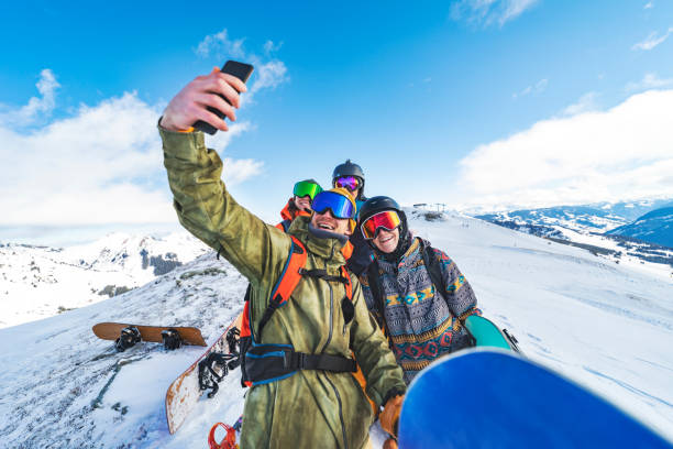 gruppo di snowboarder che fanno selfie in montagna - snowboarding friendship snow winter foto e immagini stock