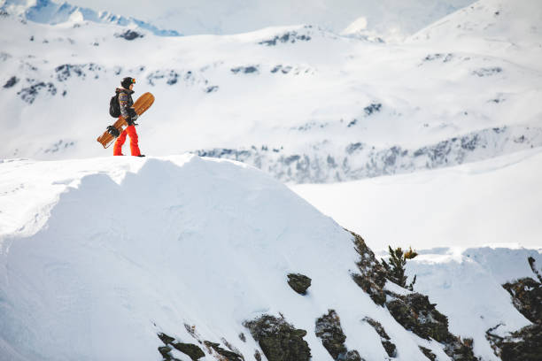 snowboardzista w górach - freeride zdjęcia i obrazy z banku zdjęć