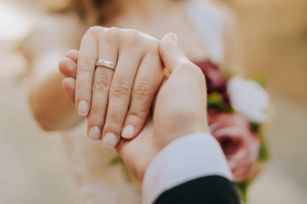 uomo che tiene la mano della sua ragazza e donna che mostra il suo anello - wedding reception wedding cake wedding cake foto e immagini stock