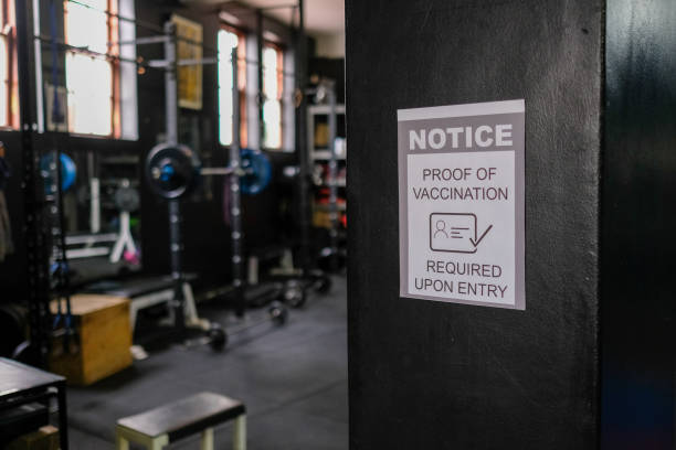 Business with Vaccine Mandate Sign A gym requiring proof of vaccination upon entry. mandate photos stock pictures, royalty-free photos & images