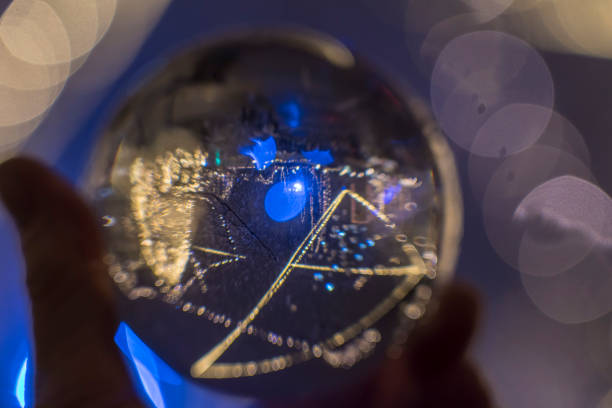 beleuchteter stadtplatz reflektiert in kristallkugel, ljubljana - ljubljana december winter christmas stock-fotos und bilder