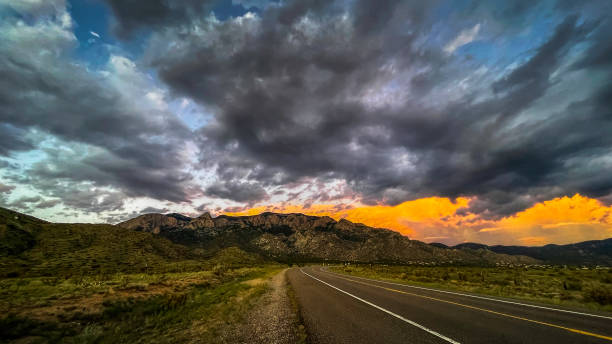 горы сандия в нью-мексико на закате - moody sky dark saturated color extreme terrain стоковые фото и изображения