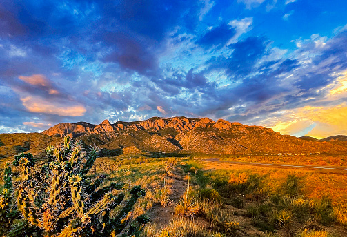 Montañas Sandia en Nuevo México al atardecer photo