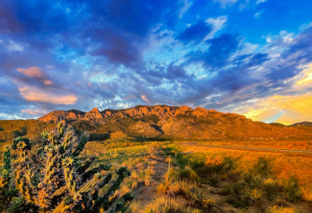 montañas sandia en nuevo méxico al atardecer - nuevo méxico fotografías e imágenes de stock