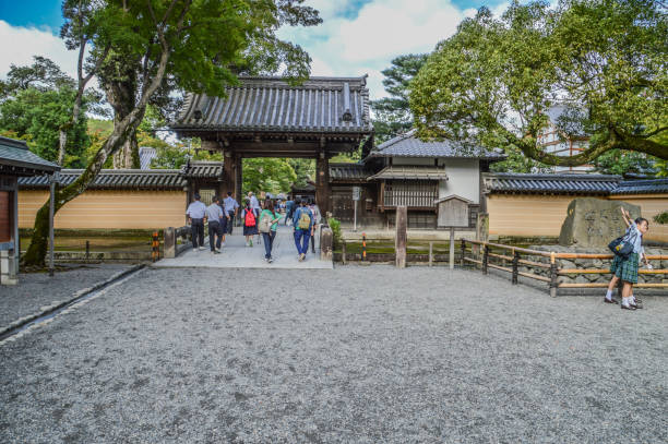 золотой павильон или кинкакудзи в киото япония - kyoto city kyoto prefecture kinkaku ji temple temple стоковые фото и изображения