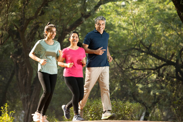 공원에서 조깅하는 행복한 가족 - running jogging asian ethnicity women 뉴스 사진 이미지