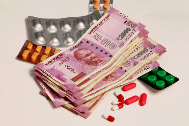 медицина и деньги выделены на белом фоне. - store herbal medicine drug abuse capsule стоковые фото и изображения