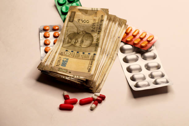 медицина и деньги выделены на белом фоне. - store herbal medicine drug abuse capsule стоковые фото и изображения