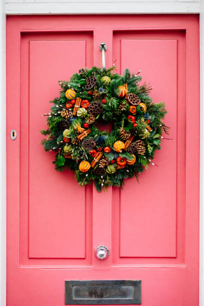 istock Christmas Yule Wreath door 1357022184