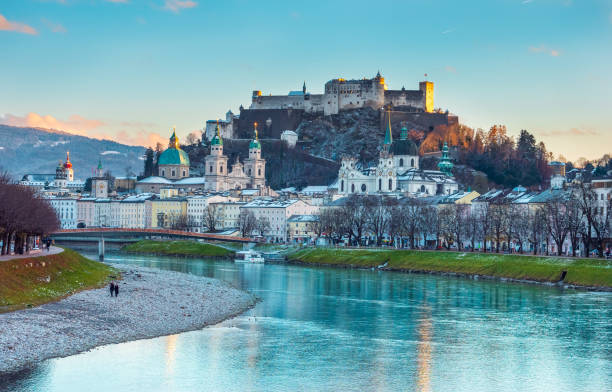 старый город зальцбурга на закате - salzach river стоковые фото и изображения