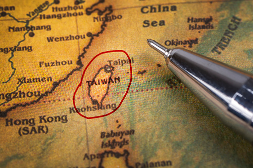 La isla de Taiwán está marcada con un bolígrafo rojo en el mapa. photo