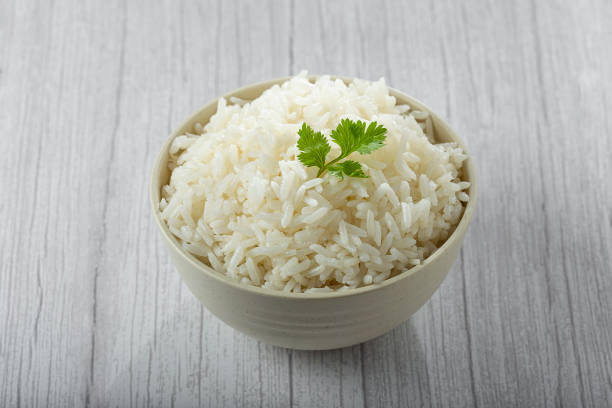 테이블에 밥을 곁들인 그릇. - rice cereal plant white rice white 뉴스 사진 이미지