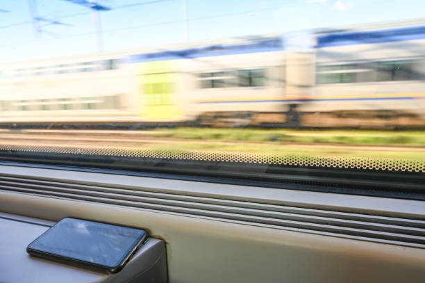 vista do trem, janela, passageiro - looking at view railroad station street railroad track - fotografias e filmes do acervo