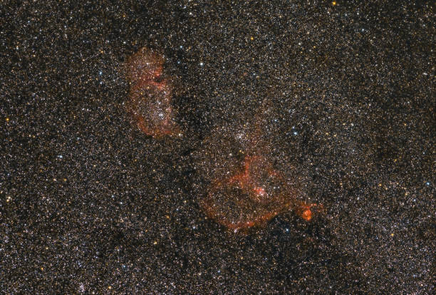 les nébuleuses du cœur et de l’âme dans la constellation de cassiopée - nebula supernova perseus astronomy photos et images de collection