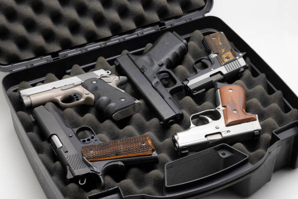collecte automatique d’armes de poing dans un étui rigide en plastique sur fond blanc - sport clipping path handgun pistol photos et images de collection