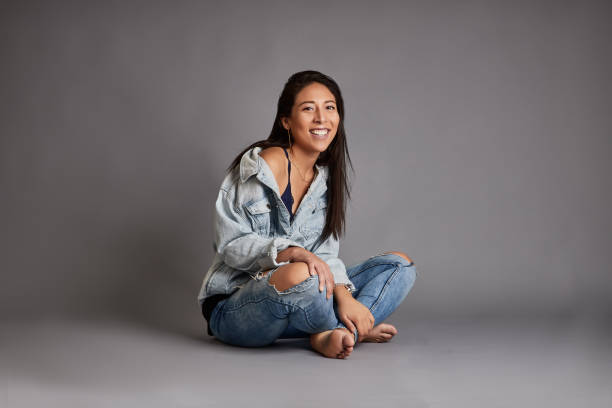 mujer modelo latina en el estudio - escritura latina fotografías e imágenes de stock