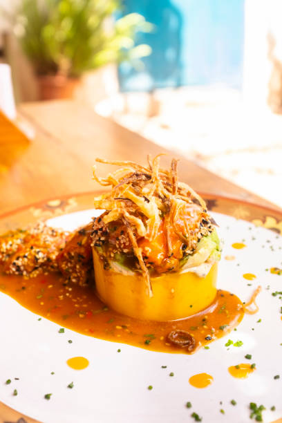ペルー沿岸の伝統的な料理「カウサ・ライムーニャ」のイメージ。 - mashed potato food staple vertical color image ストックフォトと画像