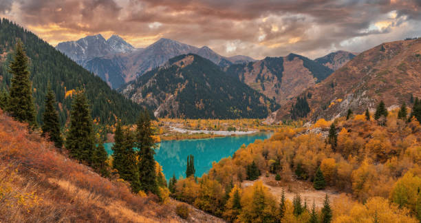 paisaje de montaña otoñal - almaty fotografías e imágenes de stock