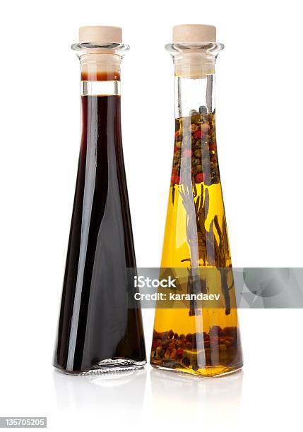 Oliwy Z Oliwek I Octu Butelek - zdjęcia stockowe i więcej obrazów Ocet balsamiczny - Ocet balsamiczny, Butelka, Białe tło