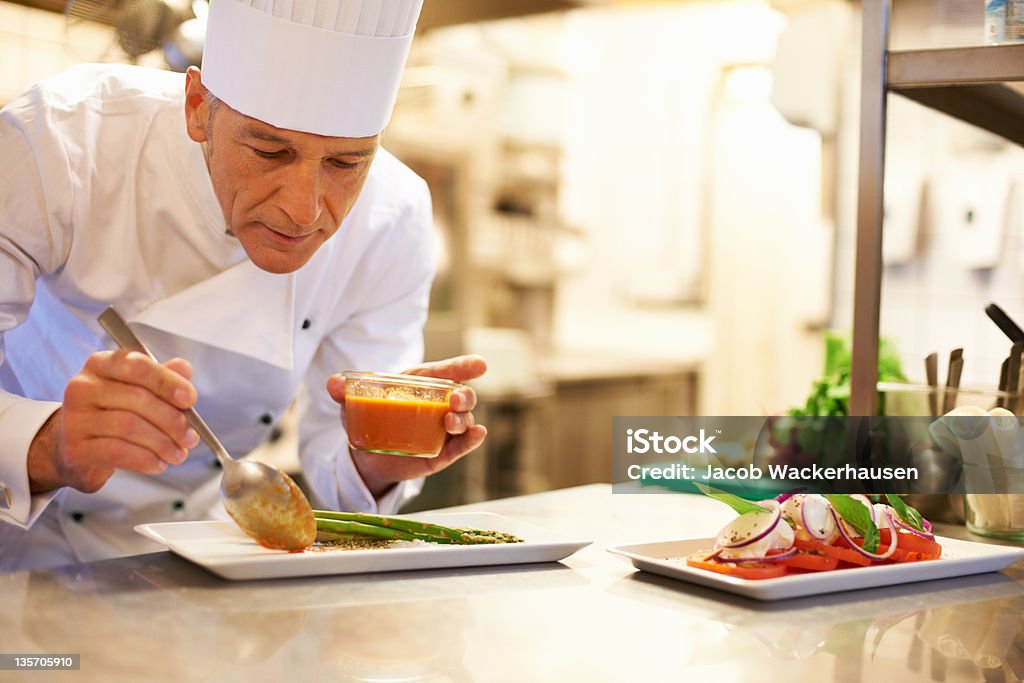 Aggiungere il contorno di un piacevole pasto - Foto stock royalty-free di Cuoco