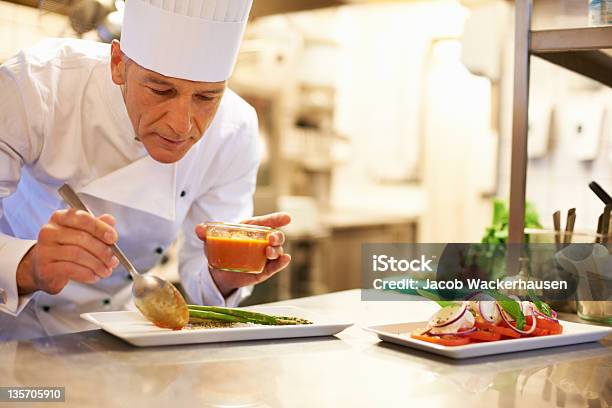 Aggiungere Il Contorno Di Un Piacevole Pasto - Fotografie stock e altre immagini di Cuoco - Cuoco, Eleganza, Cucinare