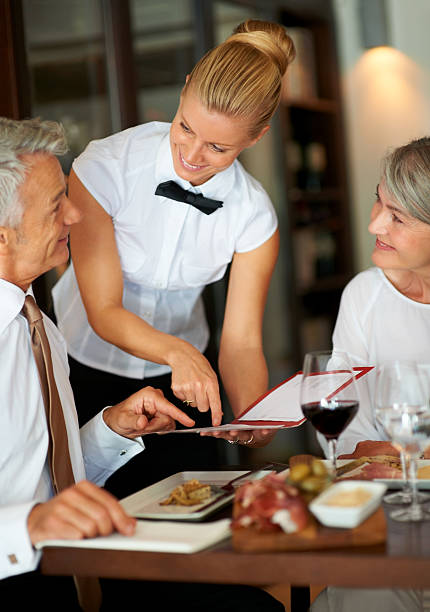 何を薦めますか？ - restaurant dinner waitress dining ストックフォトと画像