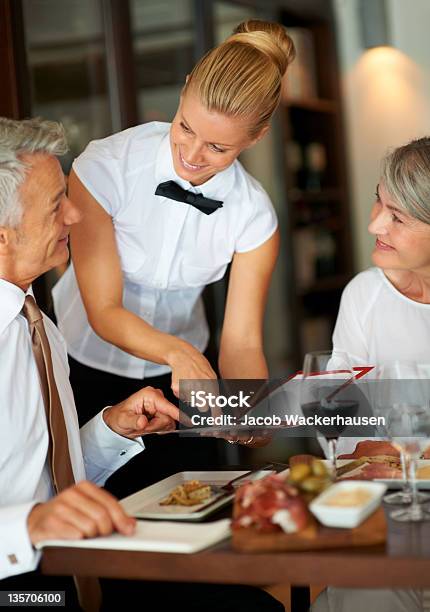 어떤 방법을 추천하시겠습니까 레스토랑에 대한 스톡 사진 및 기타 이미지 - 레스토랑, 우아, 노인