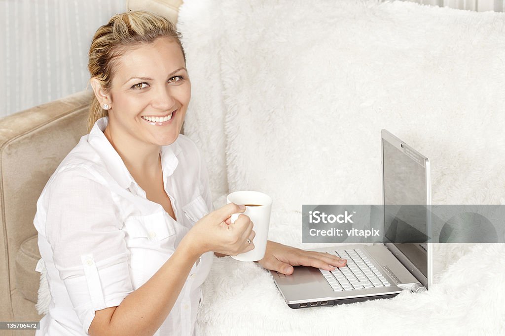 Mujer feliz con la computadora portátil - Foto de stock de Café - Bebida libre de derechos