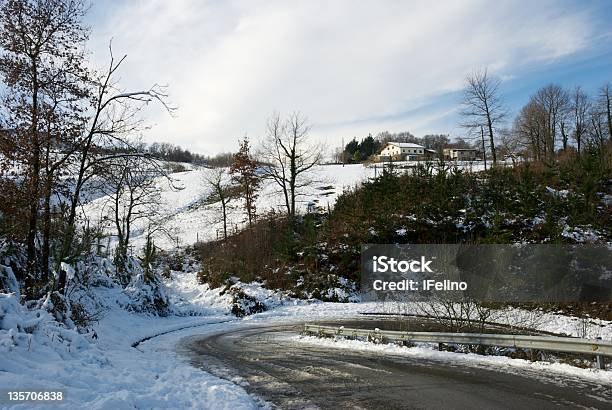 Nívea Carretera De Campo Foto de stock y más banco de imágenes de Curva - Forma - Curva - Forma, Invierno, Vía