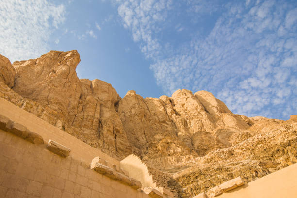 skały w pobliżu świątyni królowej hatszepsut na zachodnim brzegu nilu w pobliżu doliny królów w luksorze w egipcie. - luxor west bank zdjęcia i obrazy z banku zdjęć