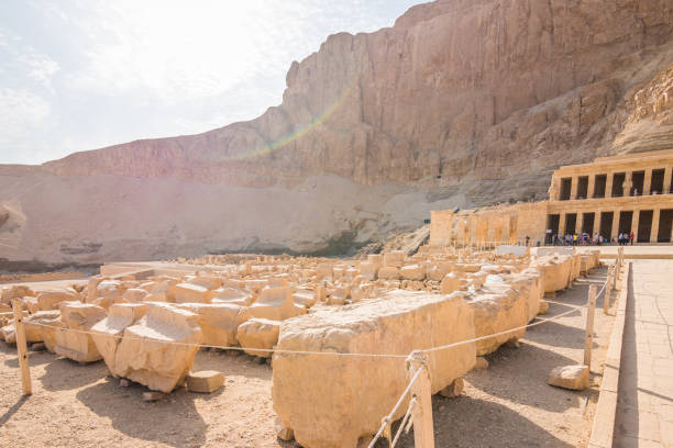 rozbita część świątyni królowej hatszepsut na zachodnim brzegu nilu w pobliżu doliny królów w luksorze w egipcie. - luxor west bank zdjęcia i obrazy z banku zdjęć