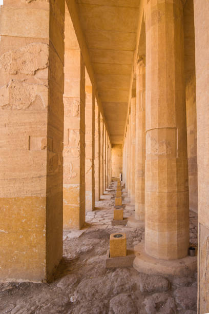 kolumny w świątyni królowej hatszepsut na zachodnim brzegu nilu w pobliżu doliny królów w luksorze w egipcie. - luxor west bank zdjęcia i obrazy z banku zdjęć