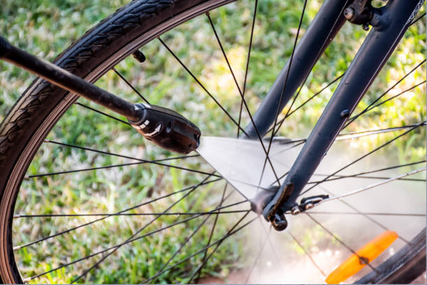 pulizia lavaggio ruote bilcycle con idropulitrice. manutenzione self service fai da te - pompa daria foto e immagini stock