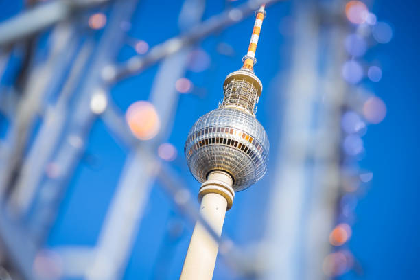torre della televisione di berlino con luci - alexanderplatz foto e immagini stock