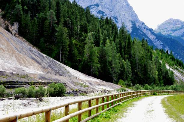 ミスリナへの自転車道 - country road fence road dolomites ストックフォトと画像