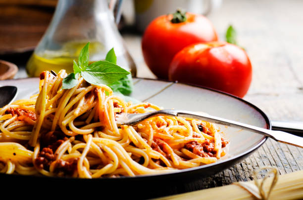 素朴な木製テーブルの上にイタリアのスパゲッティ - italian cuisine 写真 ストックフォトと画像