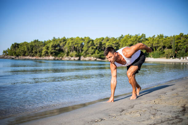 uomo che corre sulla spiaggia tropicale - horizon over land sports and fitness nature wave foto e immagini stock