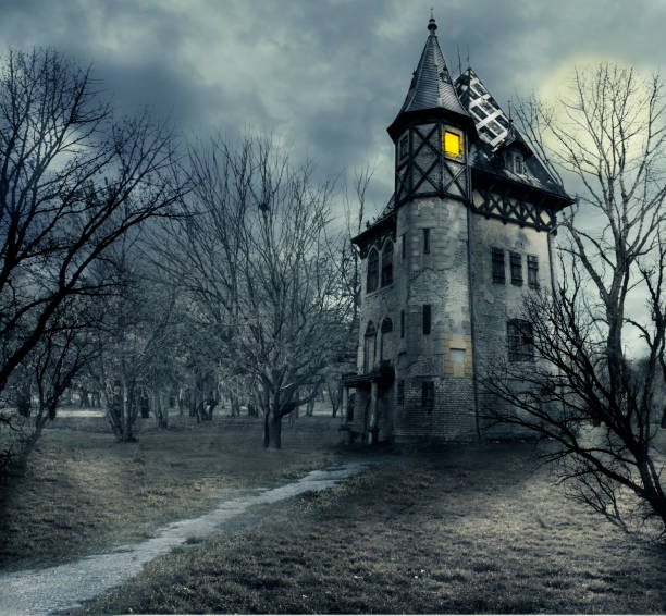 иллюстрация дизайна хэллоуина с домом с привидениями - cemetery hill стоковые фото и изображения