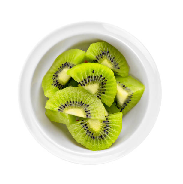 kiwi fruta ou actinidia deliciosa em tigela branca em fundo transparente. - actinidia - fotografias e filmes do acervo