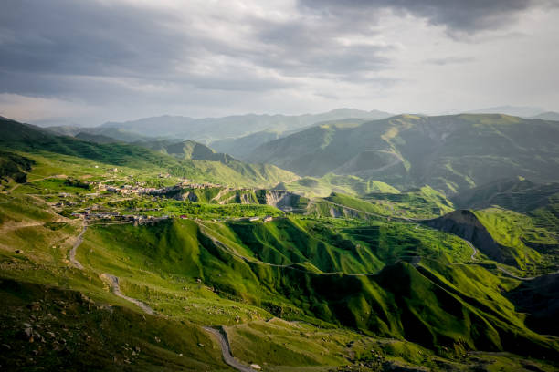 paysage pittoresque des montagnes dans le village de chokh au daghestan - caucasus mountains photos et images de collection