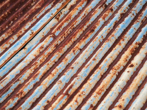 ржавый старый гофрированный металлический лист фона - corrugated iron tin rusty metallic стоковые фото и изображения