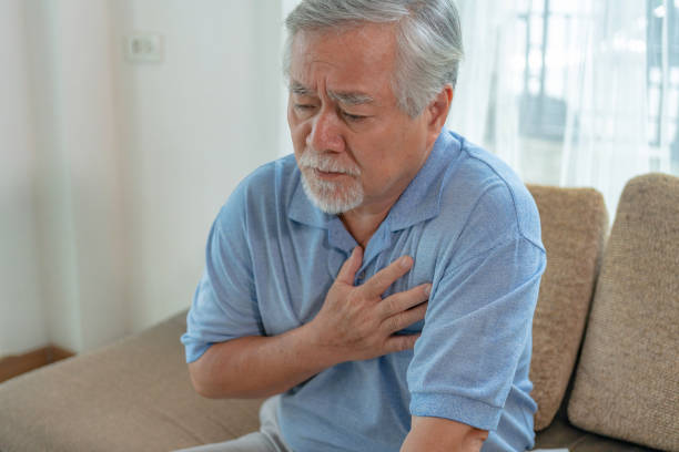 成熟したアジア人男性の胸の痛み。 - heart disease ストックフォトと画像