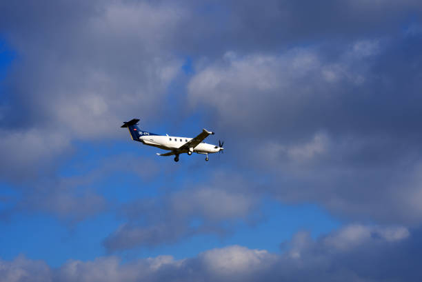 aereo ad elica che si avvicina alla pista dell'aeroporto svizzero. - epg foto e immagini stock