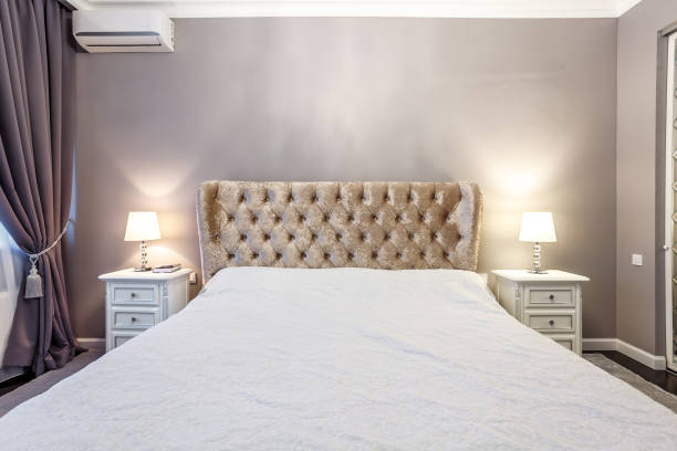 luxury hotel bedroom. bed with carriage coupler headboard - headboard imagens e fotografias de stock